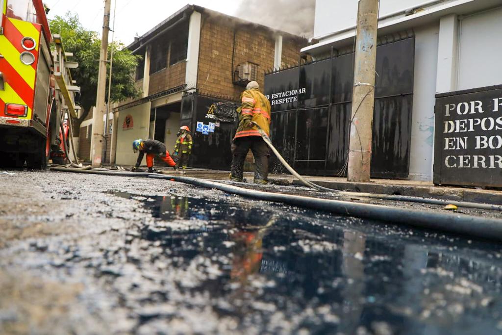 Cuerpo de Bomberos logra controlar incendio en venta de repuestos cuerpo-de-bomberos-logra-controlar-incendio-en-venta-de-repuestos